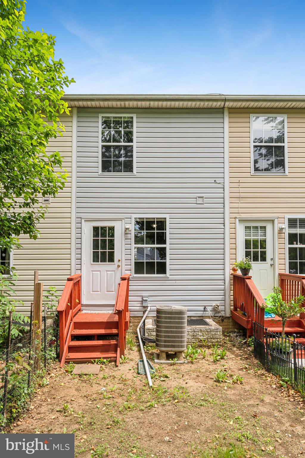 28 Johnson Place Annapolis, MD 21401 - Photo 32 of 35 a backyard of a house with barbeque oven table and chairs