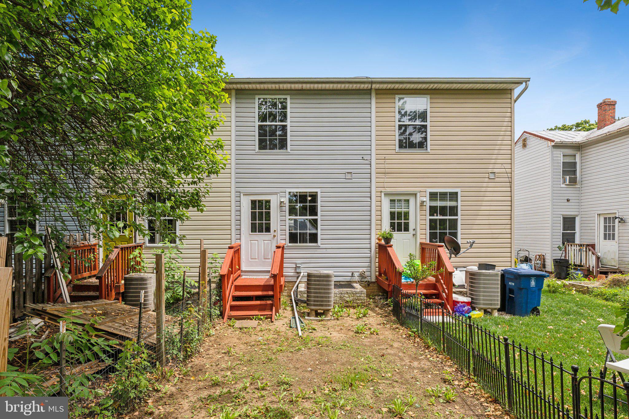 28 Johnson Place Annapolis, MD 21401 - Photo 33 of 35 a view of a chairs with a table in the patio