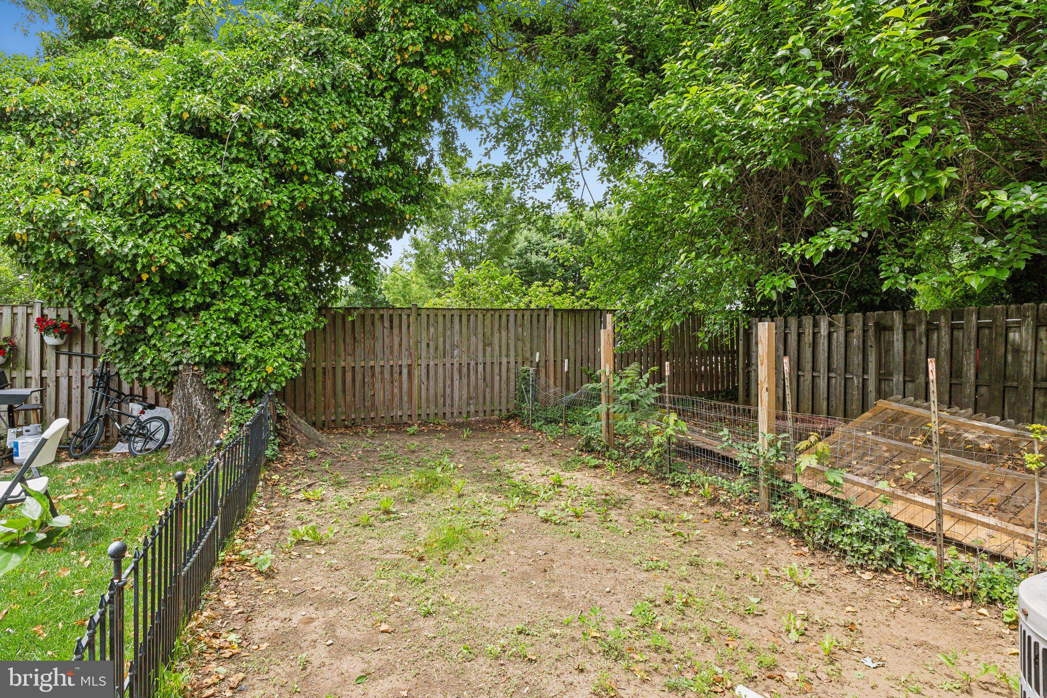 28 Johnson Place Annapolis, MD 21401 - Photo 35 of 35 a backyard of a house with large trees and wooden fence