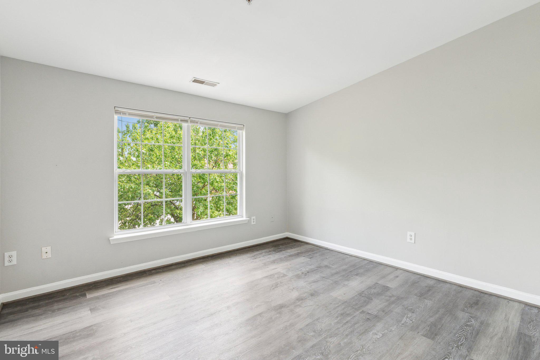 28 Johnson Place Annapolis, MD 21401 - Photo 4 of 35 an empty room with a window
