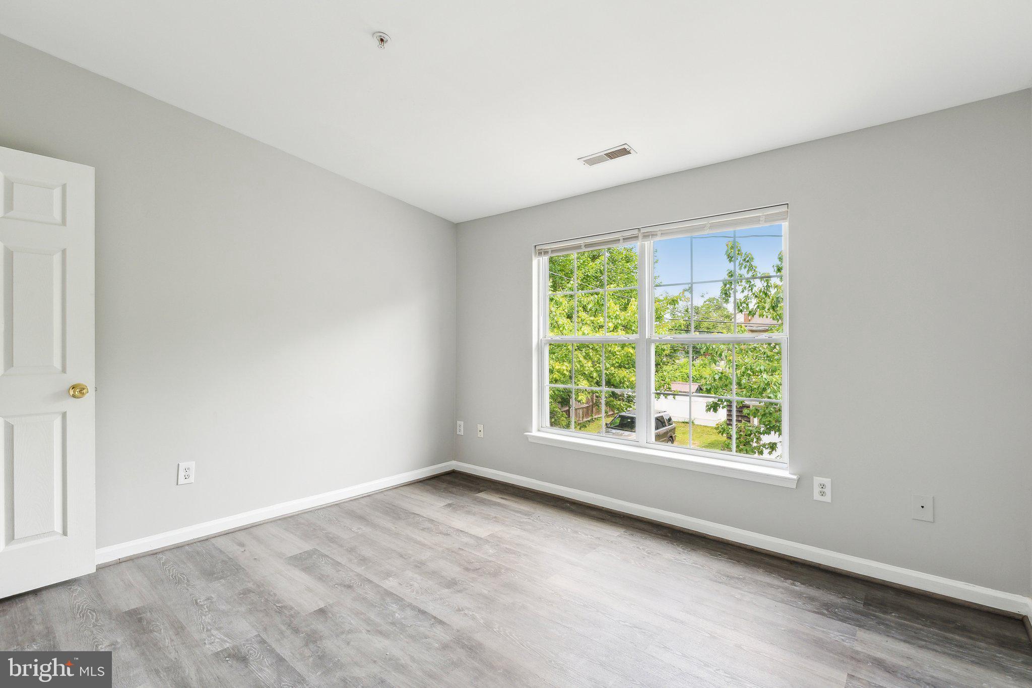 28 Johnson Place Annapolis, MD 21401 - Photo 6 of 35 an empty room with a window