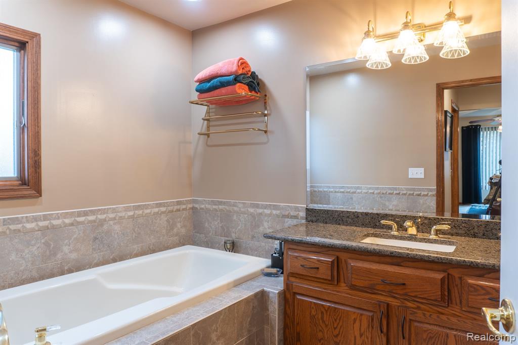 1058 Bloomview Circle Rochester, MI 48307 - Photo 7 of 64