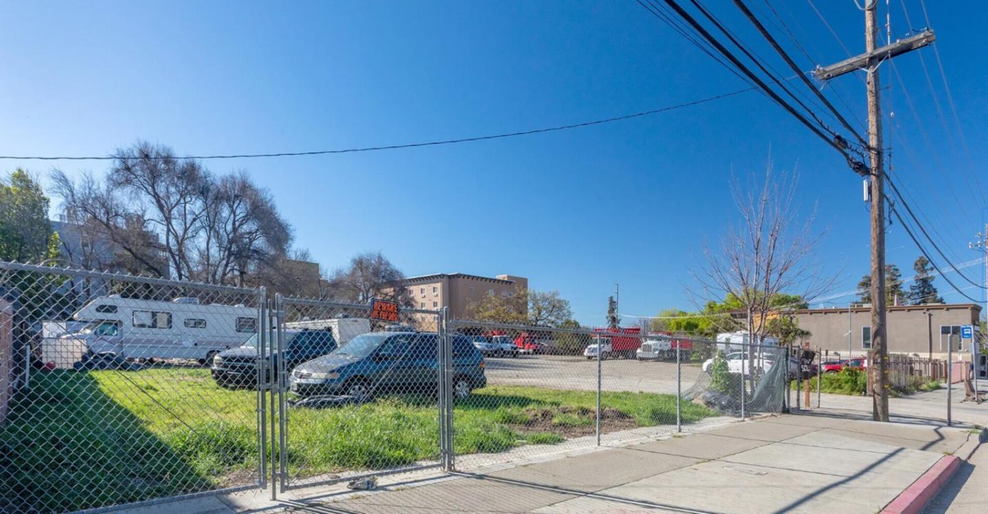 12280 Mabury Road San Jose, CA 95133 - Photo 5 of 9 a view of a building with sitting area