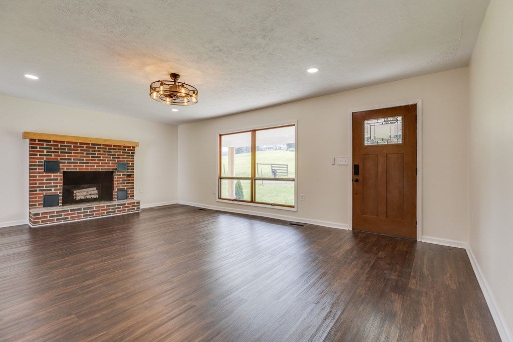 4470 Mountain Road Cedar Bluff, VA 24609 - Photo 6 of 43 Gallery Image 6