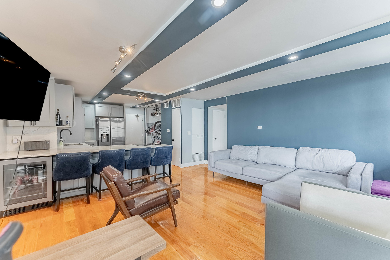 6301 North Sheridan Road, Unit 7F Chicago, IL 60660 - Photo 6 of 15 a living room with furniture and a flat screen tv