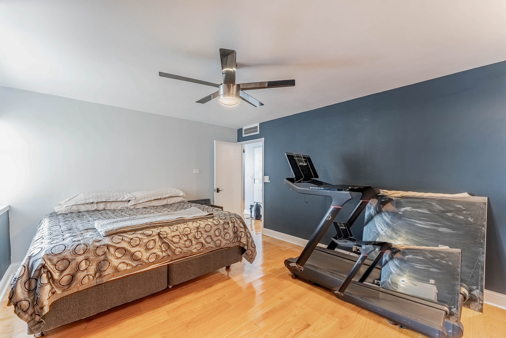 6301 North Sheridan Road, Unit 7F Chicago, IL 60660 - Photo 7 of 15 a bedroom with a bed and a chandelier