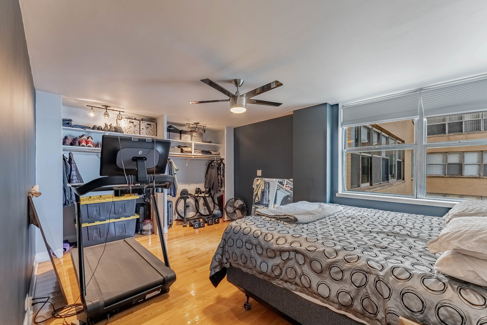 6301 North Sheridan Road, Unit 7F Chicago, IL 60660 - Photo 8 of 15 a bedroom with furniture and a large window