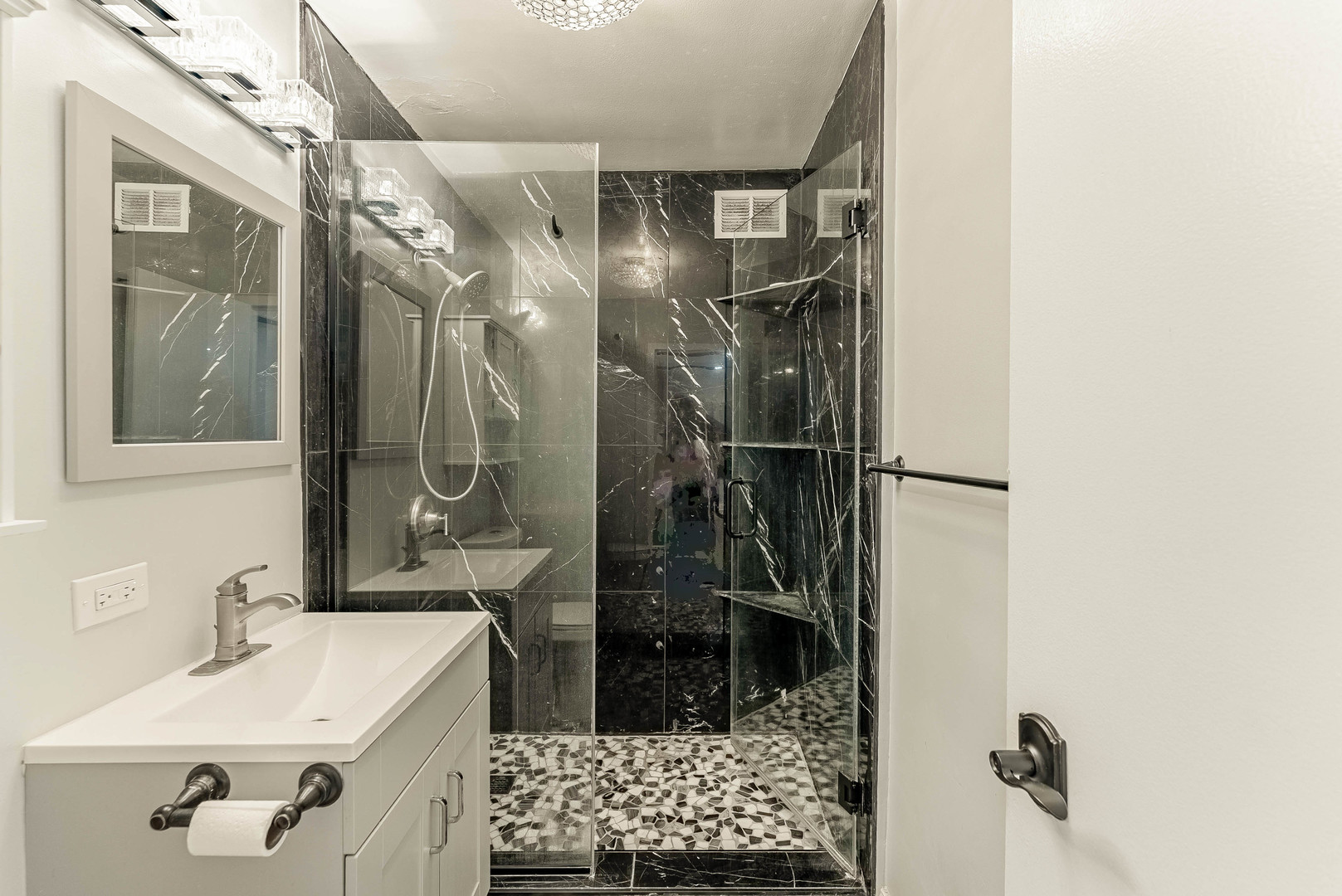 6301 North Sheridan Road, Unit 7F Chicago, IL 60660 - Photo 9 of 15 a bathroom with a sink and a mirror
