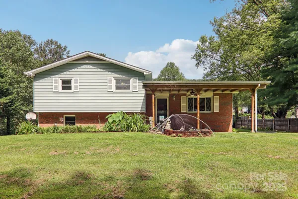a view of a house with backyard and garden