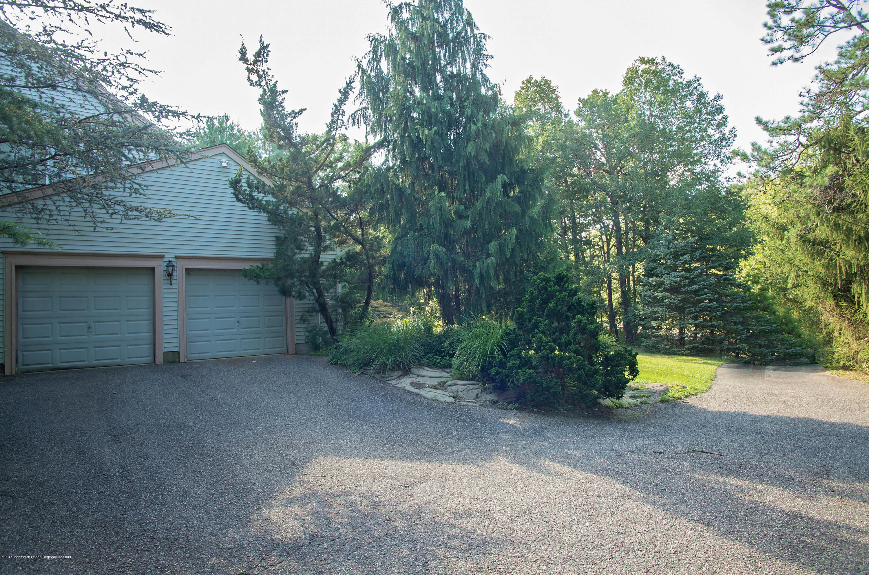 28 Drake Road Lakewood, NJ 08701 - Photo 9 of 27 _RMJ3622.jpg garage and driveway
