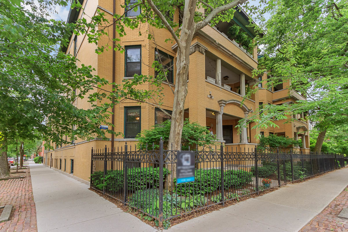 601 West Fullerton Avenue, Unit 1 Chicago, IL 60614 - Photo 1 of 25 a front view of a house with garden