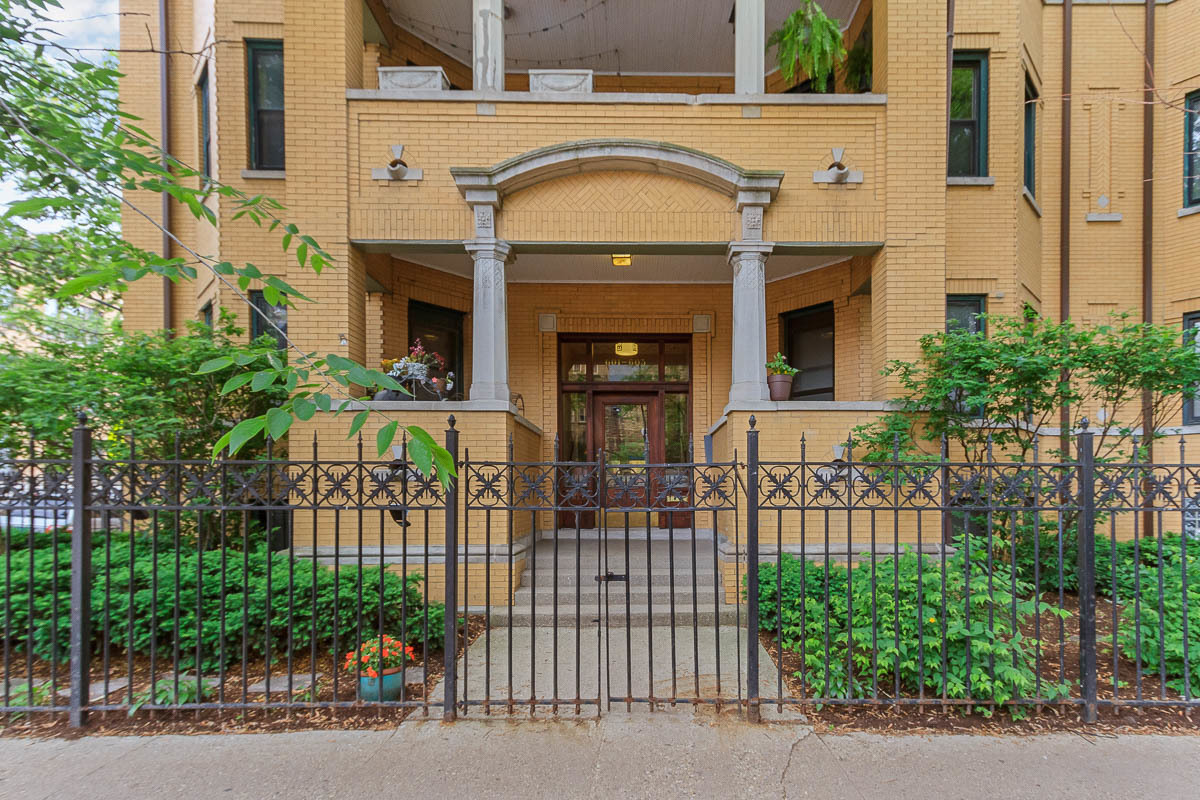 601 West Fullerton Avenue, Unit 1 Chicago, IL 60614 - Photo 2 of 25 front view of a house with a garden