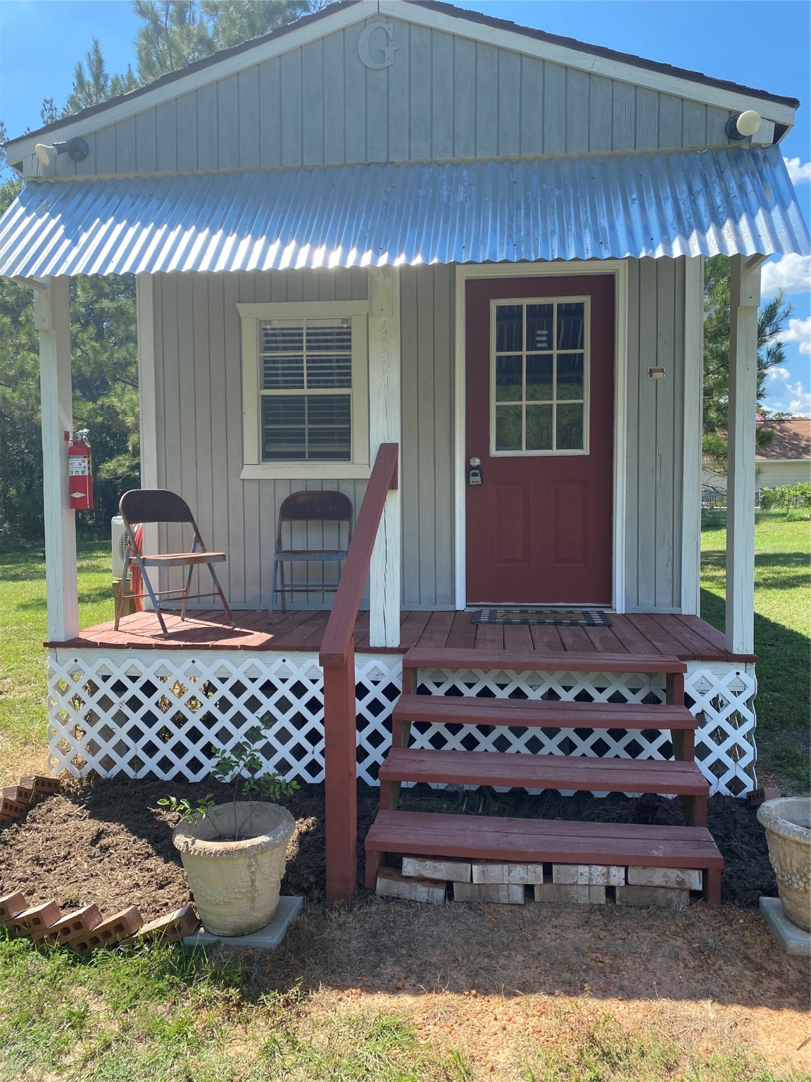 a wooden bench sitting in front of a house