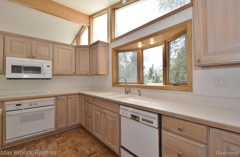 1615 Dutton Road Rochester Hills, MI 48306 - Photo 11 of 50