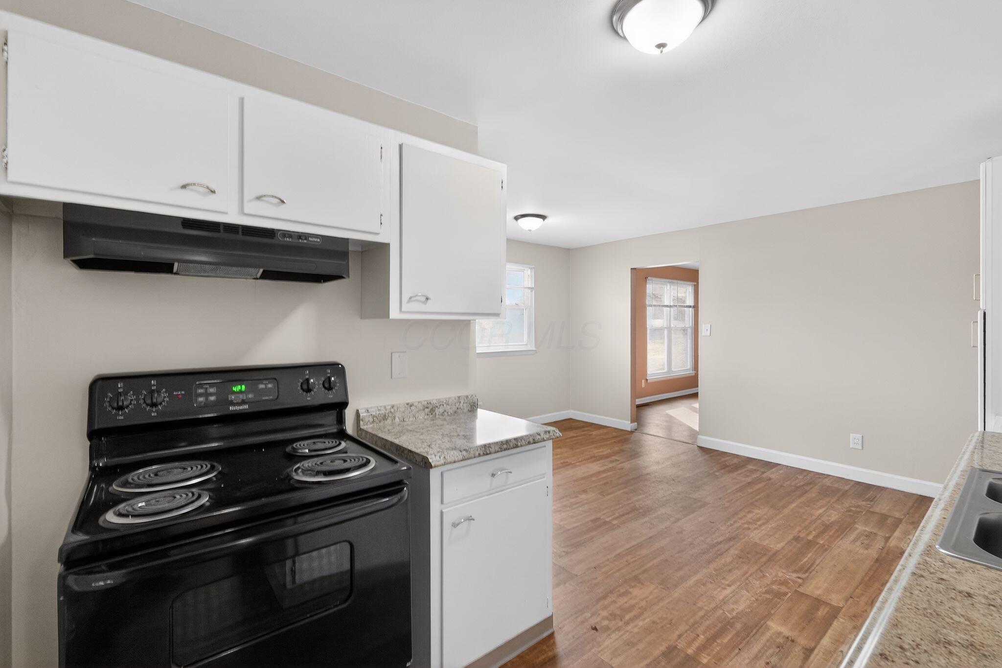 212 East Alcott Road Columbus, OH 43207 - Photo 9 of 31 14_212_E_Alcott_Rd_Columbus_OH_43207-Kit