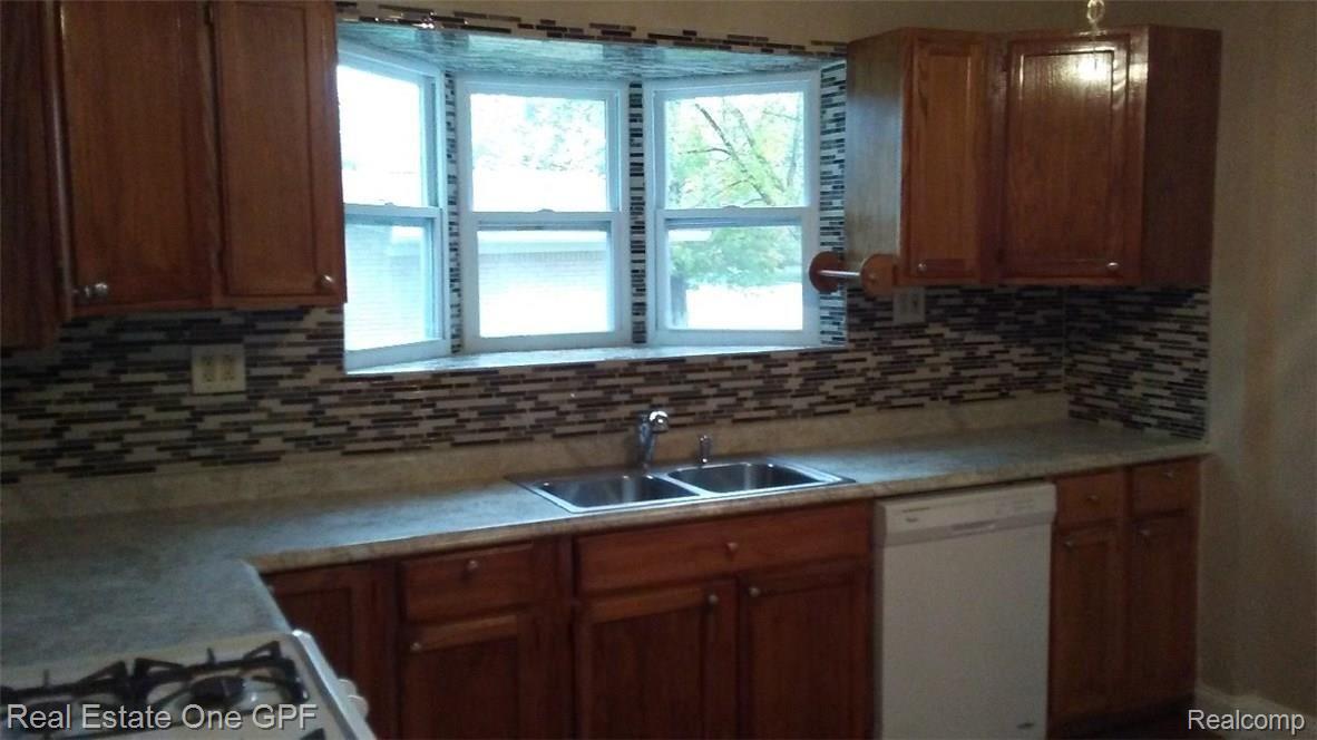 17495 Common Road Roseville, MI 48066 - Photo 8 of 23 008.jpg