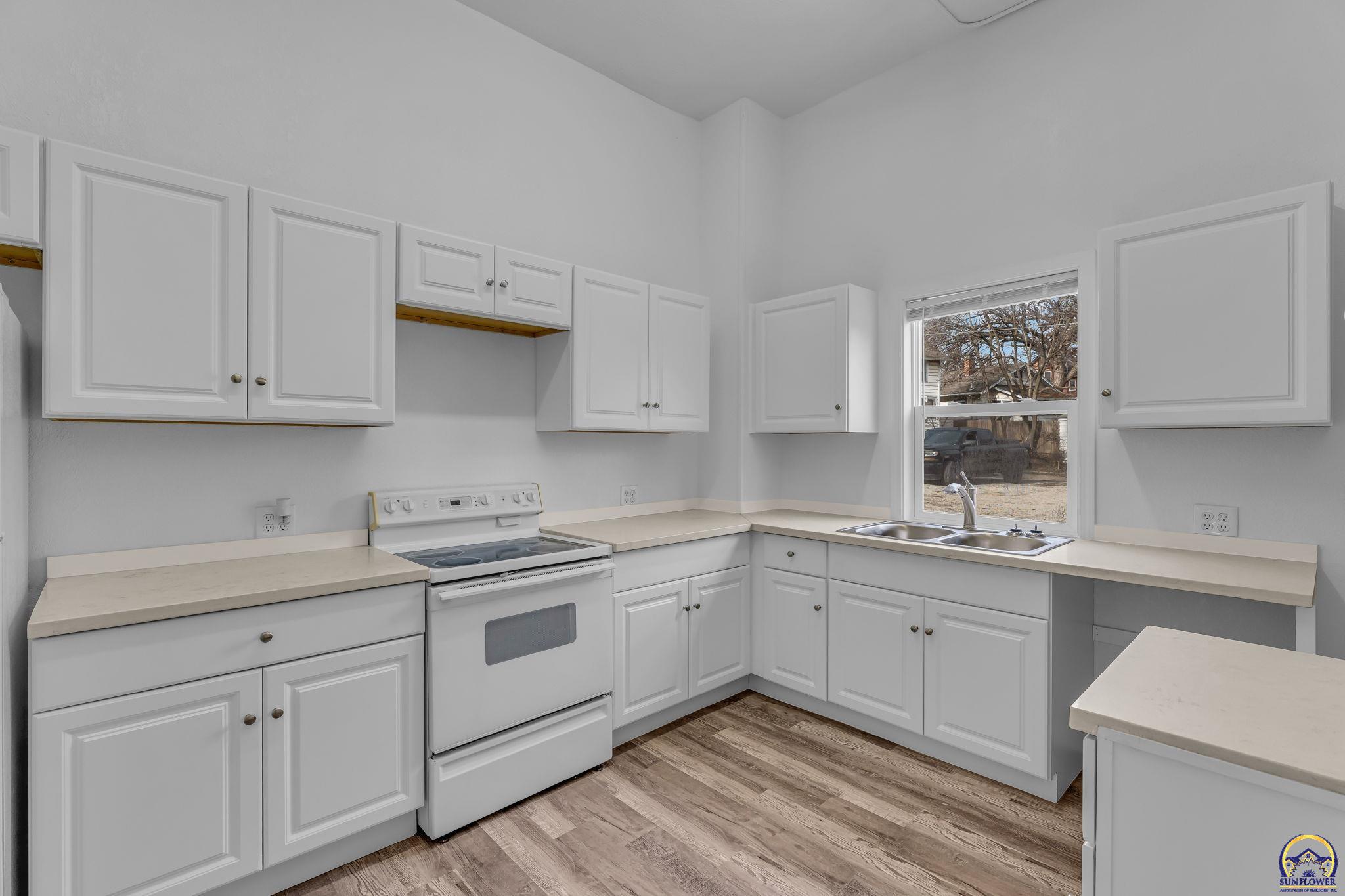 2012 Southwest 10th Avenue Topeka, KS 66604 - Photo 11 of 26