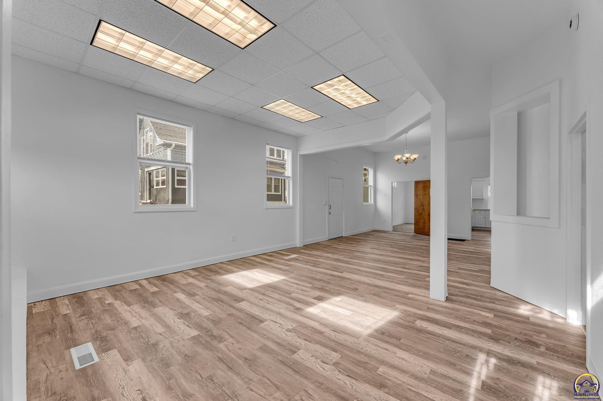 2012 Southwest 10th Avenue Topeka, KS 66604 - Photo 4 of 26