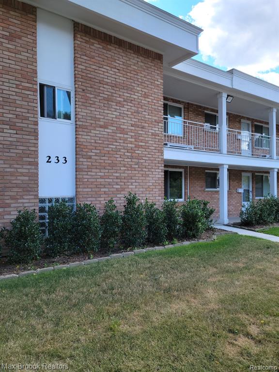 233 1st Street, Unit 5 Rochester, MI 48307 - Photo 2 of 9