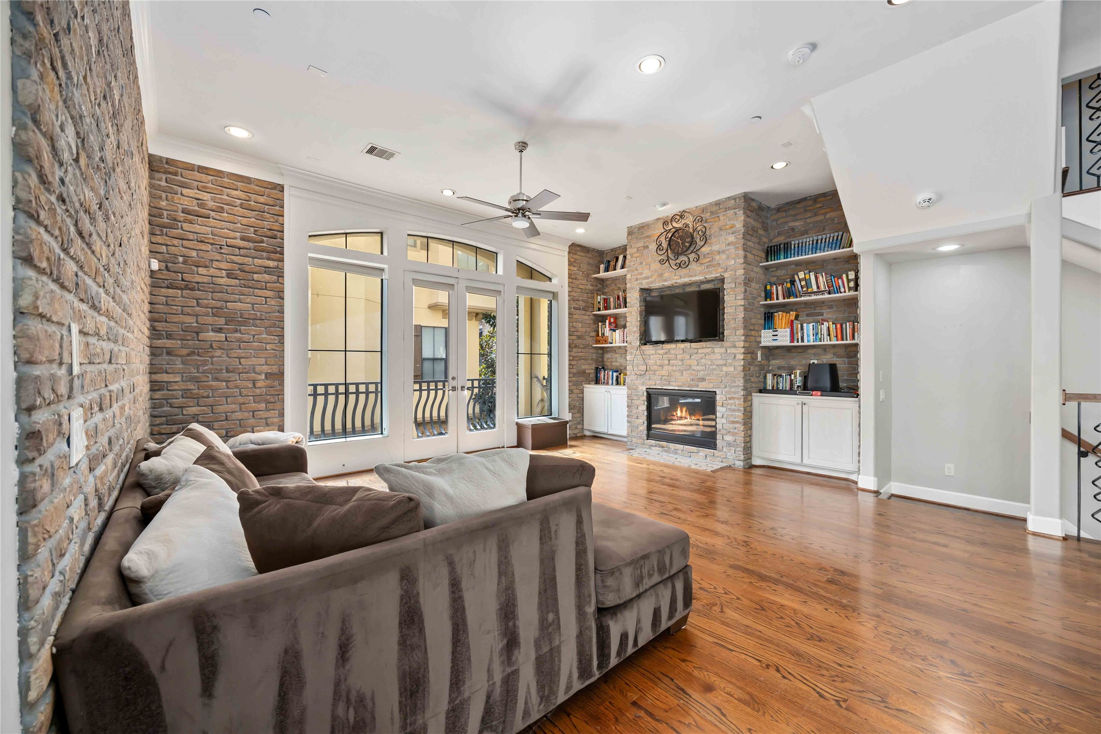 328 Bomar Street Houston, TX 77006 - Photo 9 of 25 Living room
