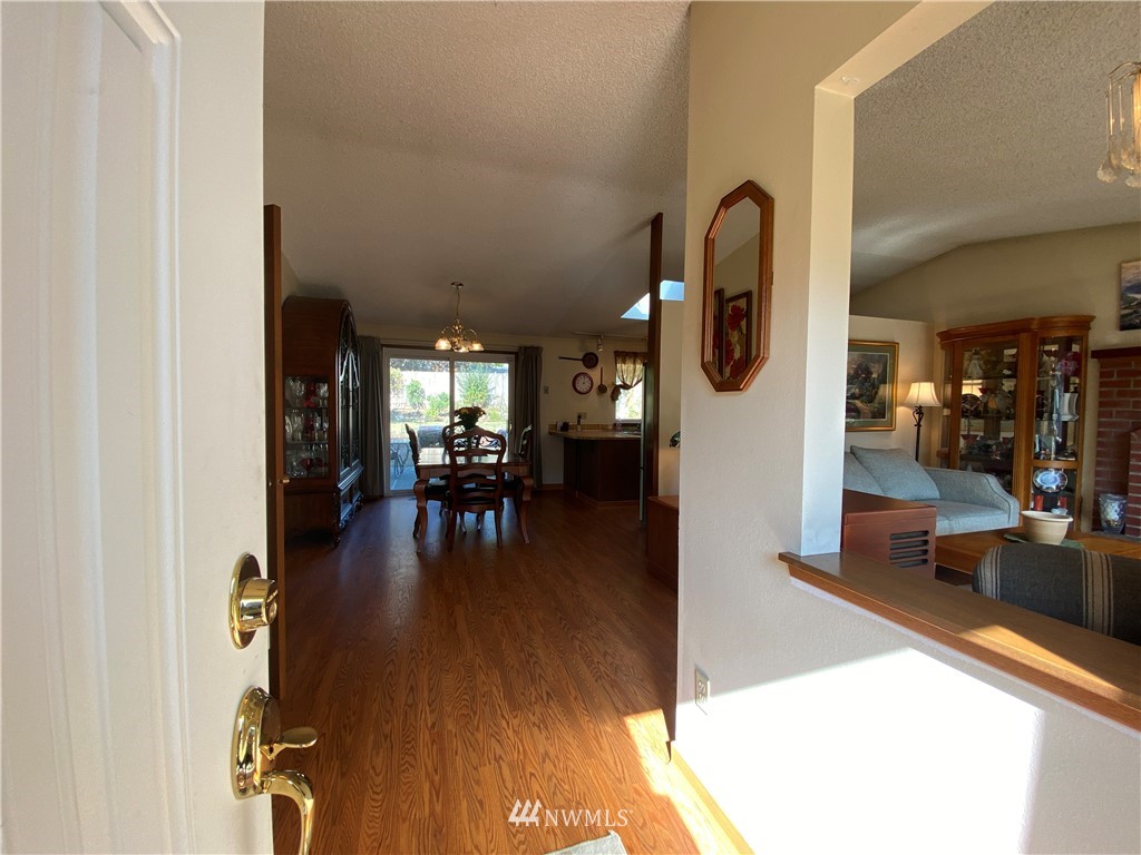 4126 Southeast 4th Street Renton, WA 98059 - Photo 3 of 23