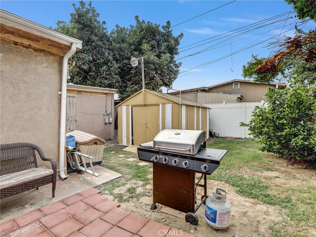 405 South Ward Avenue Compton, CA 90221 - Photo 22 of 28 a view of a chairs and table in the back yard of the house