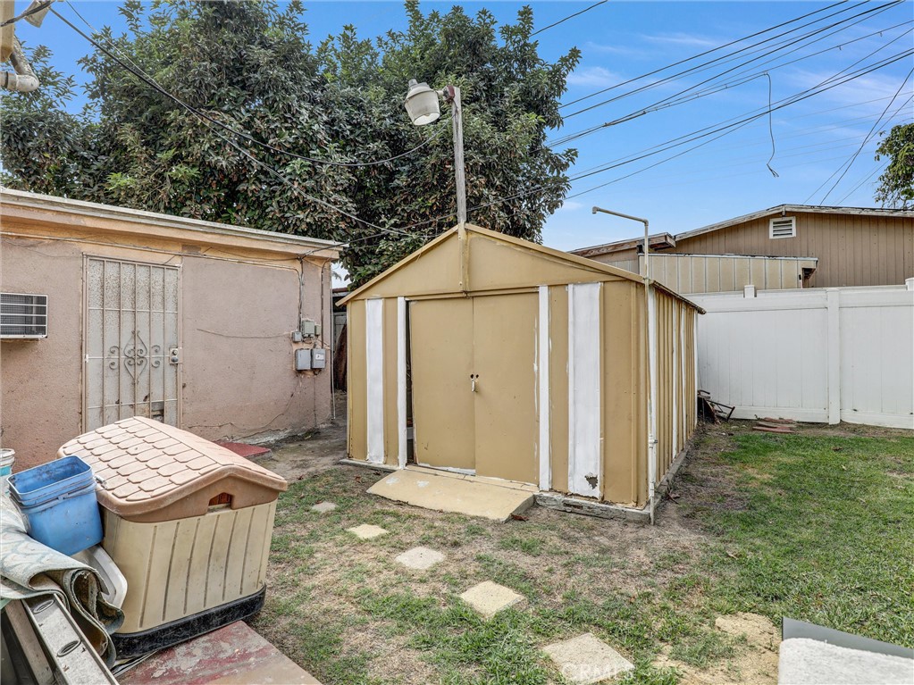 405 South Ward Avenue Compton, CA 90221 - Photo 24 of 28 a backyard of a house with table and chairs