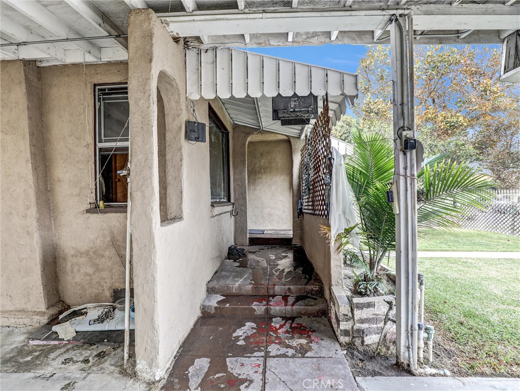 405 South Ward Avenue Compton, CA 90221 - Photo 5 of 28 a front view of a house with a yard