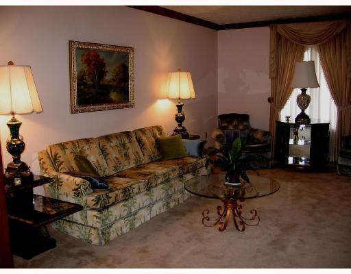 121 Pebble Court McKees Rocks, PA 15136 - Photo 3 of 7 Living Room.