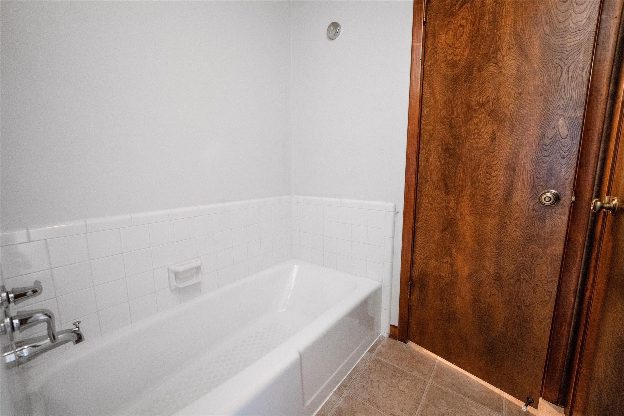 1417 15th Street Huntsville, TX 77340 - Photo 39 of 45 a bathroom with a bathtub