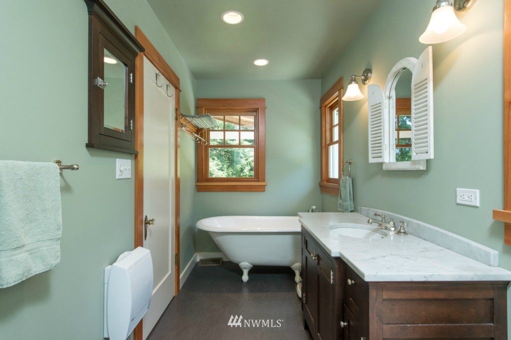 18017 Thorsen Road Southwest Vashon, WA 98070 - Photo 15 of 25
