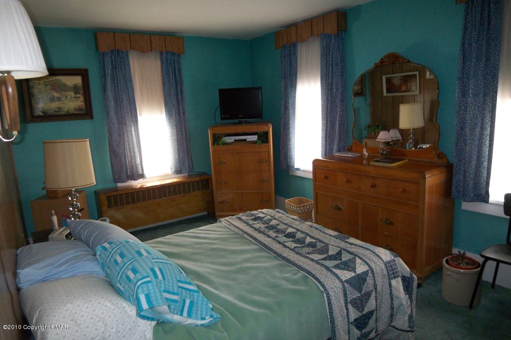 Master /Front Bedroom