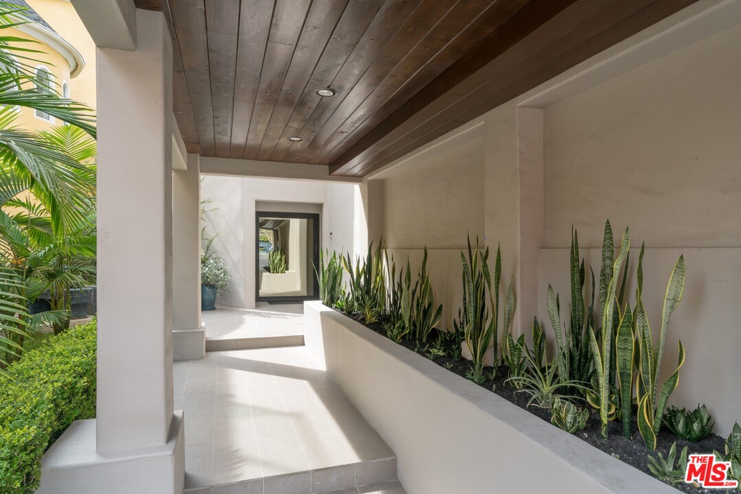 4811 Roma Court Marina del Rey, CA 90292 - Photo 3 of 26