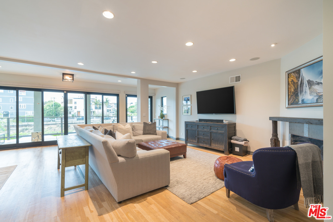 4811 Roma Court Marina del Rey, CA 90292 - Photo 10 of 26