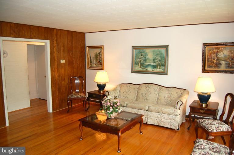6205 Golden Ring Road Rosedale, MD 21237 - Photo 13 of 26 Living Room