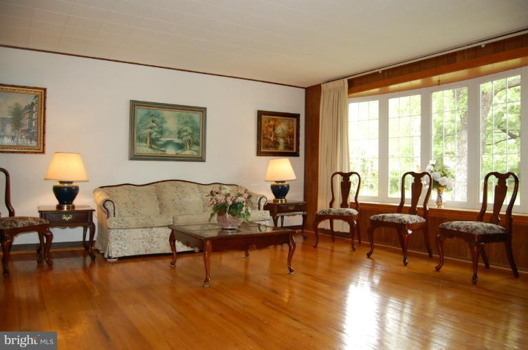6205 Golden Ring Road Rosedale, MD 21237 - Photo 6 of 26 Living Room