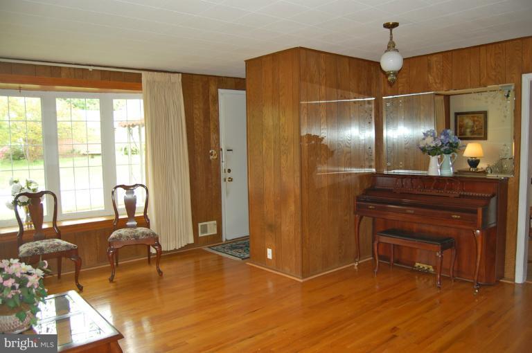 6205 Golden Ring Road Rosedale, MD 21237 - Photo 8 of 26 Living Room