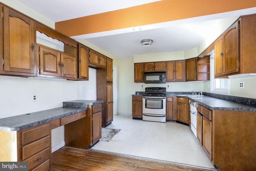 6508 Sandy Spring Road Laurel, MD 20707 - Photo 17 of 25 Kitchen