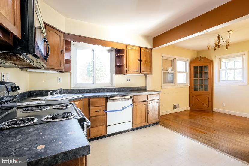 6508 Sandy Spring Road Laurel, MD 20707 - Photo 18 of 25 Kitchen