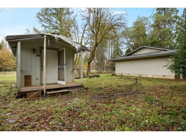 a view of a small house with yard