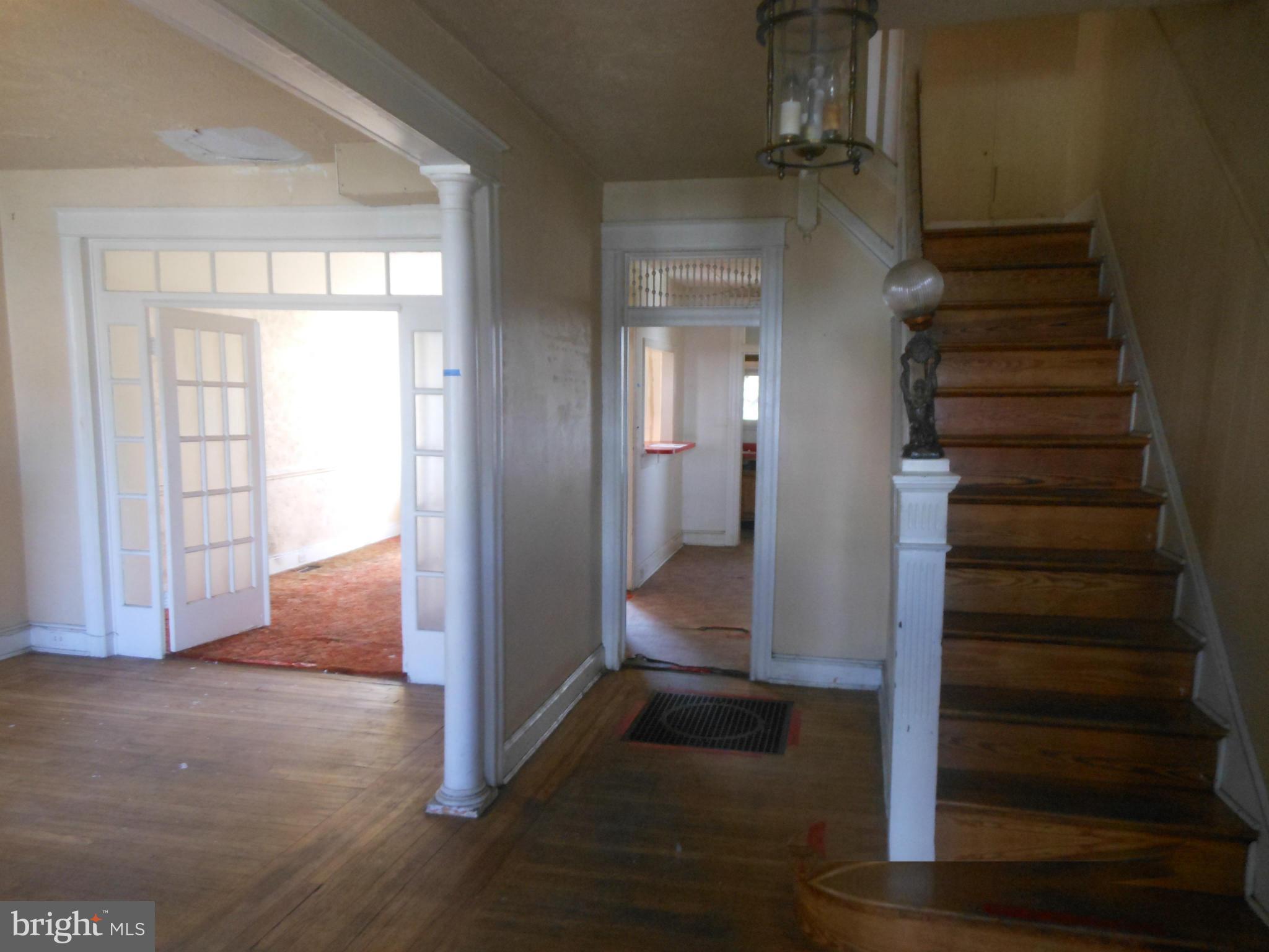 418 Edgewood Street Baltimore, MD 21229 - Photo 2 of 10 Interior (General)-front door view