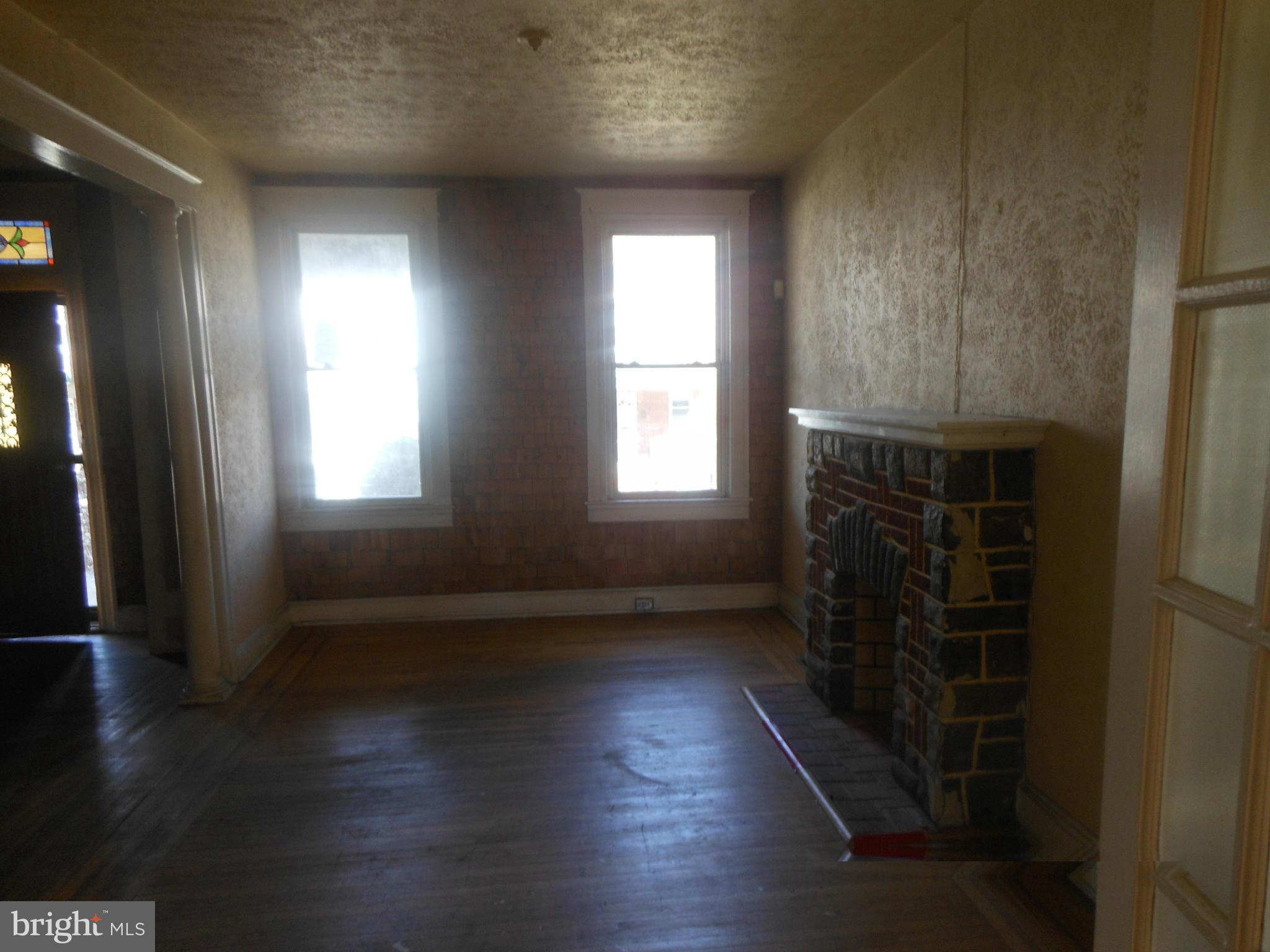 418 Edgewood Street Baltimore, MD 21229 - Photo 3 of 10 Living Room
