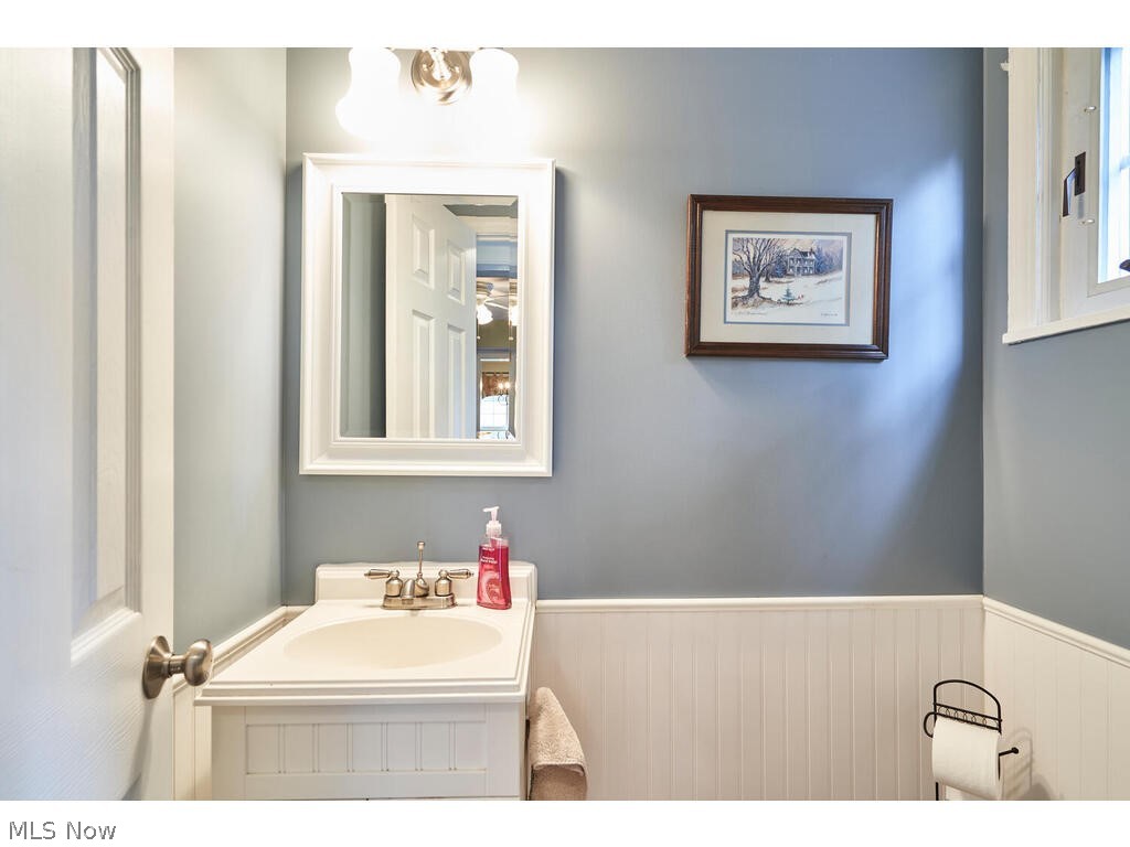 616 Hampshire Road Fairlawn, OH 44333 - Photo 13 of 32 The half bath off the back hall has also been updated.