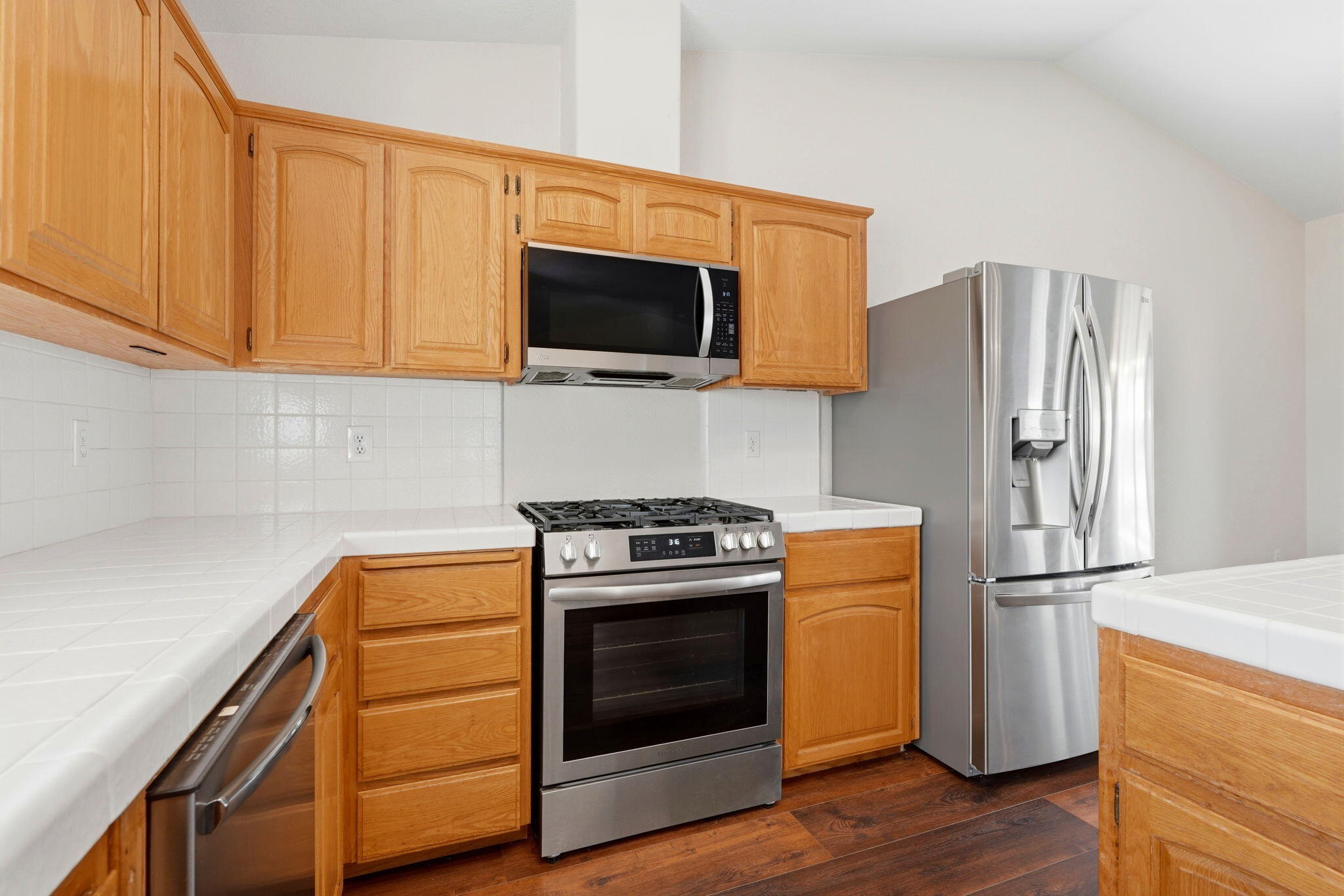 952 Scotland Street Lemoore, CA 93245 - Photo 25 of 53 Kitchen