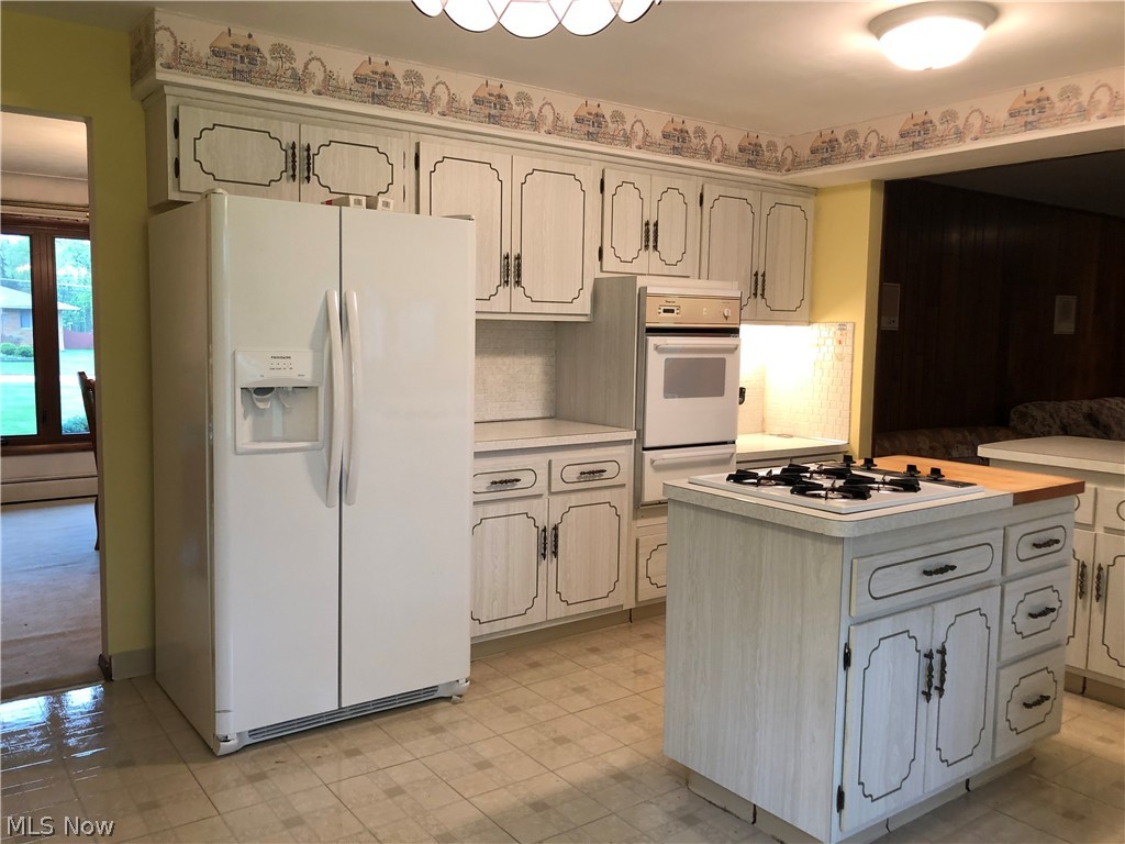 1587 Meadowlane Road Independence, OH 44131 - Photo 8 of 26 Kitchen Appliances Stay/Kitchen Overlooks Family Room