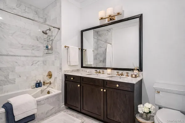 $4,698,000 | 3000 Royal Court, Unit 3308, North Hills, NY 11040