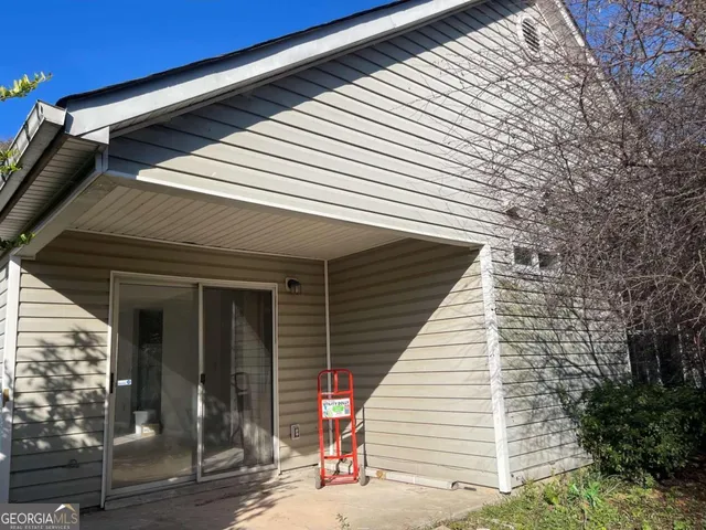 a view of house with street