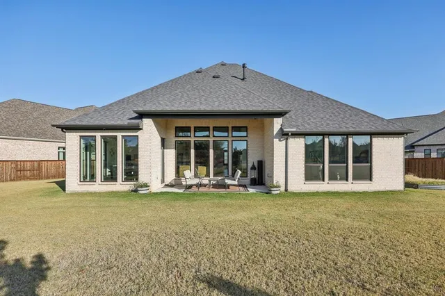 a view of a house with yard and garden