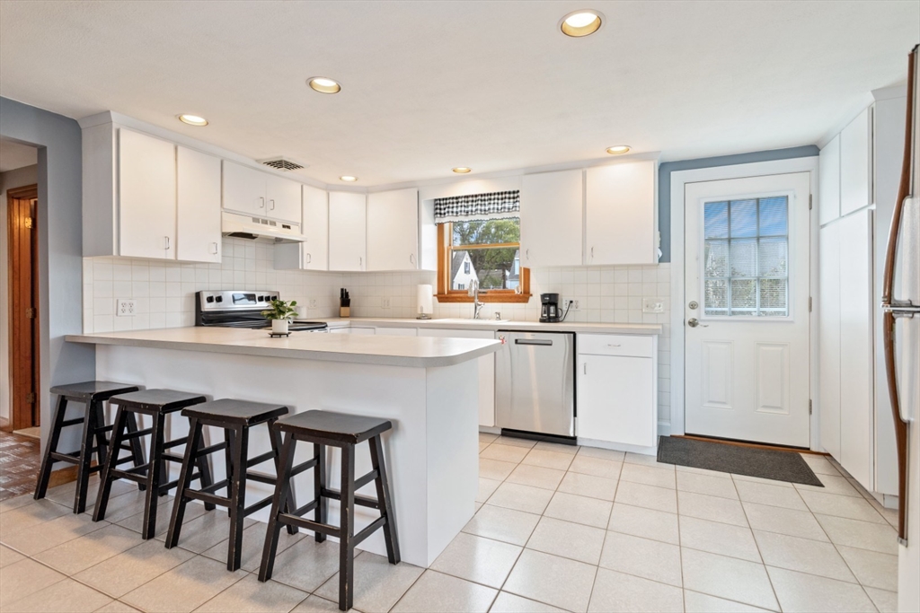 19 Cedar Grove Avenue Peabody, MA 01960 - Photo 10 of 34 Gallery Image 10