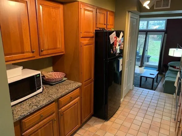 $2,625 | 29 Amity Place, Amherst, MA 01002